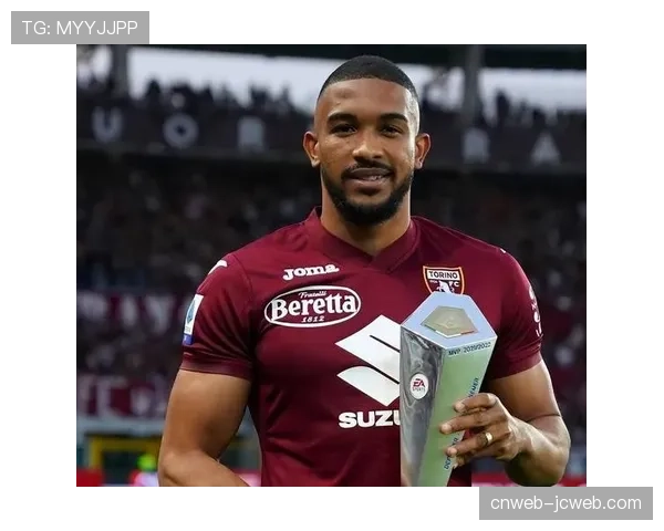 特写：前队友重逢，劳塔罗与布雷默交换球衣后长时间交谈